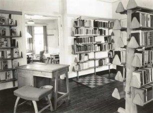 Masserberg. Zentralbibliothek, Inneres mit Bücherregalen