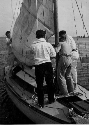 Segeltörn. Auf einer Yacht wird das Segel aufgezogen