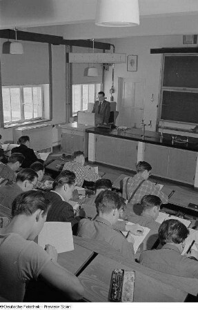 Angehörige der Fachschule für Landwirtschaftsmaschinenbau beim Unterricht