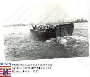 Nierstein am Rhein, 1945 März / Überquerung des Rheins durch ein LCVP-Boot mit Soldaten der 5. Division der 3. US-Army / Gruppenaufnahme