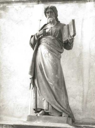Grabmal für den Bildhauer Václav Levý und den Maler Karel Purkyne : Grabmal für den Bildhauer Václav Levý und den Maler Karel Purkyne. Sandstein (ab 1868; V. Levý). Statue des Heiligen Jakobus. Vyšehrad, Friedhof Vyšehrad