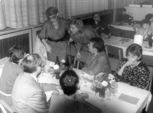 Berlin-Prenzlauer Berg. Saalbau, Bötzowstraße. 5. Literaturball. Besucher im Saal