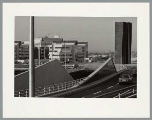 Straßenansicht mit Skulptur Exchange von Richard Serra, Luxemburg