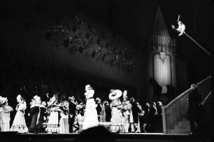 Berlin: Deutsches Opernhaus; Foyer in der Pause, Heinz Werner Henzes "Der Junge Lord"