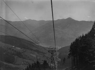 Bergbahn : Blick entlang der Drahtseile der Schmittenhöhenbahn ins Tal (ca. 1965m)