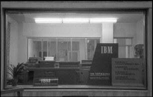 Freiburg: IBM Geschäftsstelle, linkes Schaufenster, [bei] Nacht