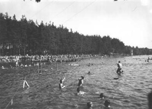 Weixdorf-Friedersdorf. Prinz-Hermann-Bad (Waldbad Weixdorf). 25-jähriges Jubiläum am 02.08.1931. Badeteich (Ostufer) mit Zuschauern bei einem Wasserballspiel und anderen Spielen