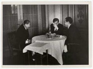 Nikolaus Titulescu und Pierre Laval beim Lunch im Genfer Hotel des Bergues. links: Nikolaus Titulescu, Mitte: Pierre Laval, rechts: Alexis Léger