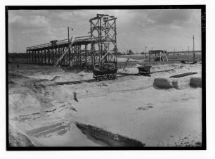 Industrie-Kraftwerk. Freistehendes Holzgerüst mit Feldbahn-Stumpfgleis (Umladestation?) : Lauta (Niederlausitz). Industrie-Kraftwerk. Freistehendes Holzgerüst mit Feldbahn-Stumpfgleis (Umladestation?)