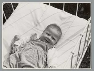 Portrait eines Kleinkindes in Kinderbett liegend