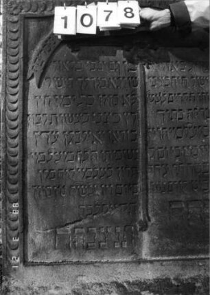 Grabstein 1078 (Index: 99902821) Material: Sandstein Maße HxBxT: 138x108x10 cm Besonderheit: kulturhistorisch wertvoll / künstl.-formale Gründe; - Doppelgrab für Brüder: Grabstein 1078 (Detailaufnahme 2)
