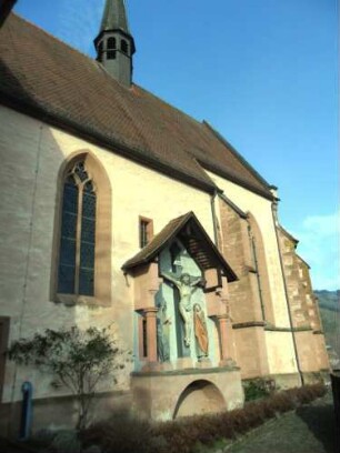Klosterkirche-Ansicht über Traufseite Süd von Südwesten mit Kreuzigungsgruppe (1669) und Chor in Übersicht