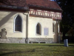 Langhaus von Süden (Romanische Gründung 12 Jh - Gotisch überarbeitet) im mittleren Bereich nach Osten zum Chor (Gotischer Neubau 14 Jh) im Osten mit Fachwerk-Speichergeschoß