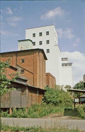 Lager, im Hintergrund Silo