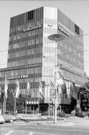 Freiburg: Volksbankhaus im Fahnenschmuck