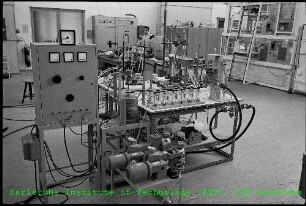 Unbekannter Versuchsaufbau in der Technikumshalle des Instituts für Heiße Chemie (IHCh)