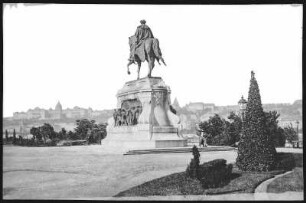 Budapest. Andrassy-Denkmal (1906) am Parlament : Budapest. Reiterstandbild von Gyula Andrássy (1906; György Zala). Das Denkmal wurde 1945 abgetragen und eingeschmolzen, 2016 wurde eine Kopie aufgestellt.