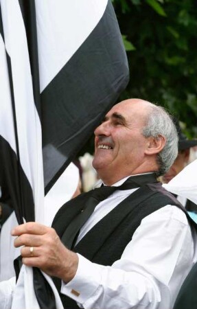 Frankreich. Bretagne. Cotes d Armor. Perros Guirec. Festival des Hortensias. Musik und Trachtenumzug. Mann mt bretonischer Fahne