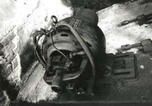 Doppeltwirkende Gegendruckdampfmaschine mit liegendem Zylinder. 30 PS (22KW) (1896; F. Mattick Pulsnitz). Generator (Fa. Pöschmann und Co.). Großröhrsdorf (Kreis Bischofswerda), Bandtex Werk III