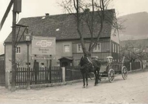 Verschandelung eines Dorfbildes durch Reklametafeln, wahrscheinlich im Dorf Pillnitz