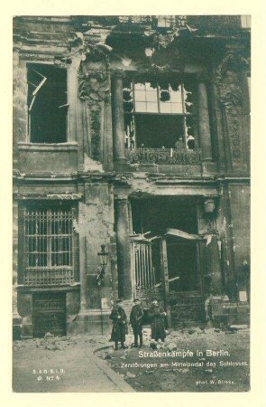 Novemberrevolution: "Straßenkämpfe in Berlin. Zerstörungen am Mittelportal des Schlosses." 2 v. 3.