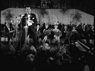 Bambi-Verleihung an die von der Zeitschrift "Filmrevue" ermittelten beliebtesten Schauspielerinnen und Schauspieler.
