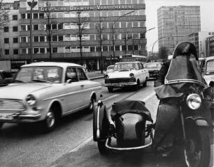 Hamburg-Neustadt. Ost-West-Straße beim Rödingsmarkt. Beiwagen-Maschinen sind im Straßenverkehr selten geworden