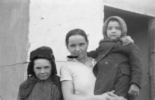 Zweiter Weltkrieg. Zur Einquartierung. Sowjetunion. Junge Frau mit kleinem Mädchen und Jungen