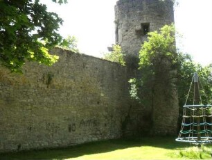 Stadtbefestigung - Ansicht im Nordwesten-runder Wehrturm (Eckständig) mit Schießscharten und von Osten anschließender Spitalmauer (als Teil der Stadtbefestigung) von Norden über Feldseite