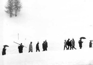 Österreich. Winter in Seefeld/Tirol. Urlauber wandern über verschneite Wege.