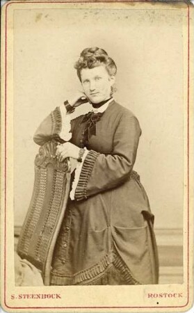 Fotografie einer stehenden Dame