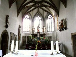 Chorraum in Ansicht nach Osten (Spätgotischer Neubau 1499-1519) mit Grabsteinen sowie Kreuzippengewölbter Decke in Übersicht