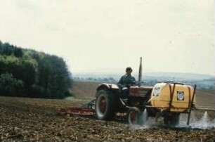 Fotografie: Traktor, Feldspritze angebaut, Frontanbau