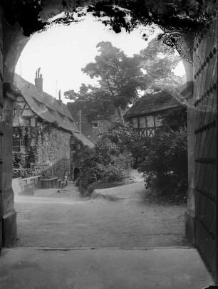 Blick in den ersten Wartburghof : Eisenach. Wartburg. Blick Richtung Torhaus