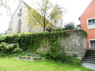 Ansicht von Südwesten mit Kirchhofmauer Wehrgang mit Steinbrüstung und Schießscharten im 19 Jh abgetragen)