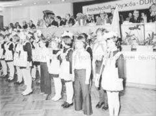 Gesangsdarbietung Junger Pioniere bei einer Veranstaltung der DSF