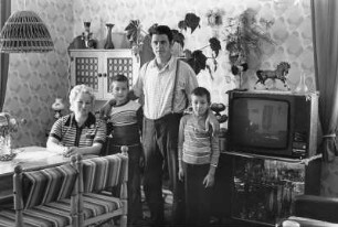 Familie D. (Friseuse, Landmaschinenschlosser) im Wohnzimmer