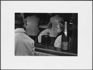 Frau hinter dem Schaufensters eines Lokals, New York