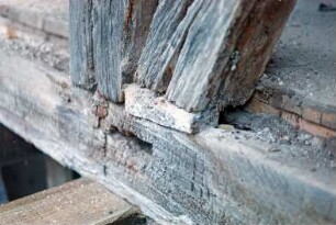 Nütschau: Schloßstraße 43: ehemalige Kornwassermühle: mit Reetdach: Restaurierung: westliche Giebelseite, Detailaufnahme: Schäden an Ständerwerk