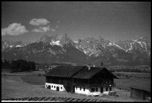 Saalfelden: Steinernes Meer, Vordergrund Bauernhaus