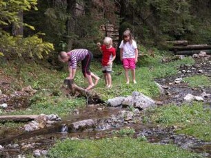 Inzell, Bayern, Kinder am Schmelzerbach
