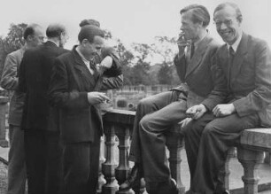 Erster Deutscher Kunsthistorikertag 1948: die Kunsthistoriker Fritz Goldkuhle (links außen), Friedrich Johannes Esterhues (Zweiter von links), Günter Bandmann (Dritter von links), Herbert Keutner (Zweiter von rechts) und Hans Feldbusch (rechts außen) im Gespräch auf der Terrasse von Schloss Augustusburg in Brühl