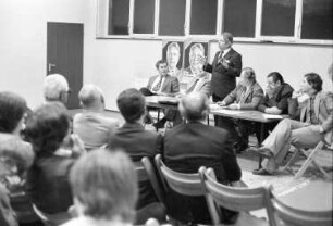 Oberbürgermeisterwahl am 9. April 1978. Bürgergespräch von Kandidat Oberbürgermeister Otto Dullenkopf in Wolfartsweier im Rahmen des Wahlkampfs