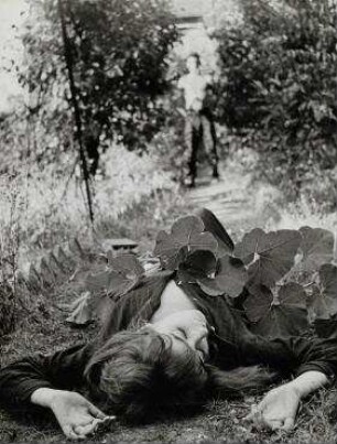 Ohne Titel (Vali Myers und Daniel im Garten, Paris)