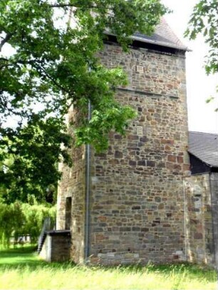 Evangelische Kirche - Kirchturm von Süden mit Werksteinen im Mauersteinverband (beachte vermauerte Schießscharte und Fenster) über Kirchhof