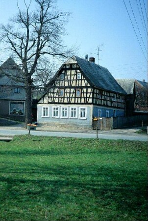 Dorfplatz mit Eiche, Hausgiebel mit Fachwerk