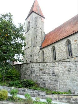 Rieden-Ansicht von Nordnordwesten mit Kirche (Gotischer Neubau 15 Jh) über Kirchhofmauer (Wehrgang mit Steinbrüstung im 18 Jh abgetragen)
