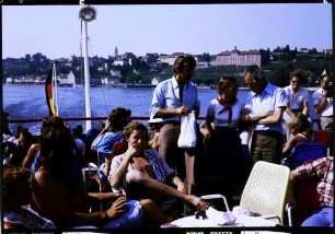 Meersburg: auf dem Schiff, Studenten, Hintergrund Meersburg