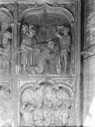 Paulsenkenotaph mit acht Reliefszenen aus der Passionsgeschichte — Christus bricht unter der Last des Kreuzes zusammen, Simon stützt das Kreuz