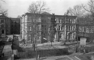 Wiederaufbau des im zweiten Weltkrieg zerstörten Hauptgebäudes der Karlsruher Kunstakademie.